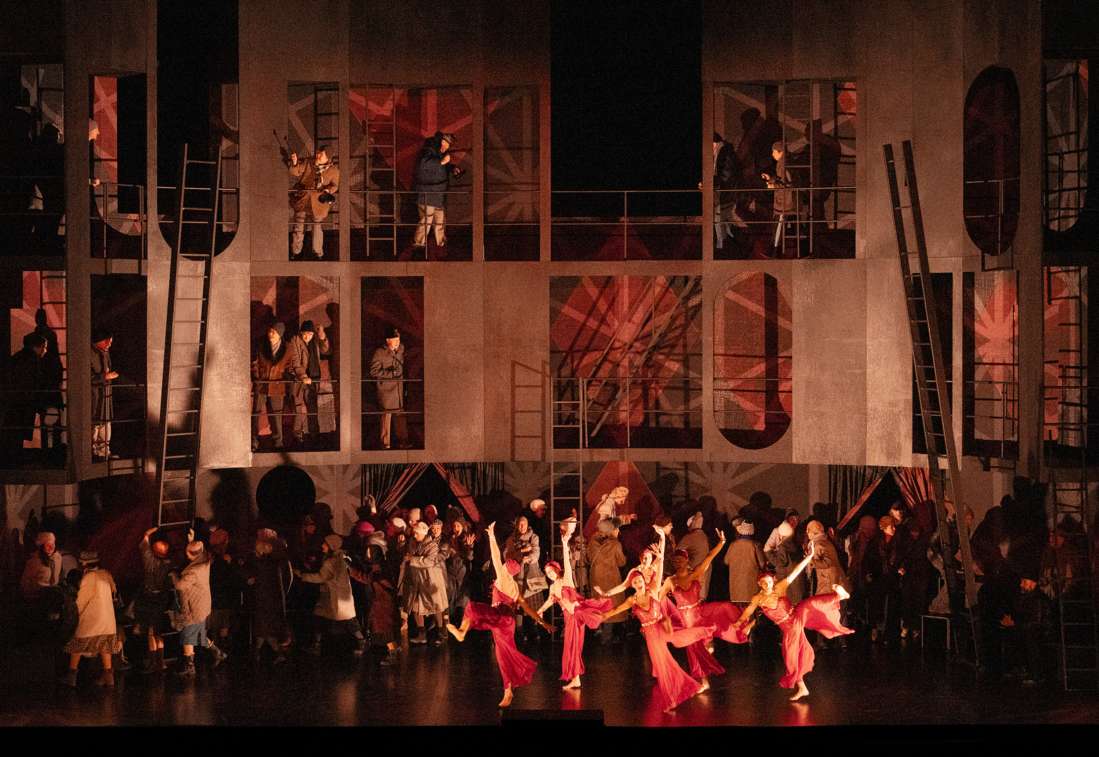 Klaus Grünberg, set and light design for Die Nacht vor Weihnachten (Rimski-Korsakow), Bayerische Staatsoper, 2025