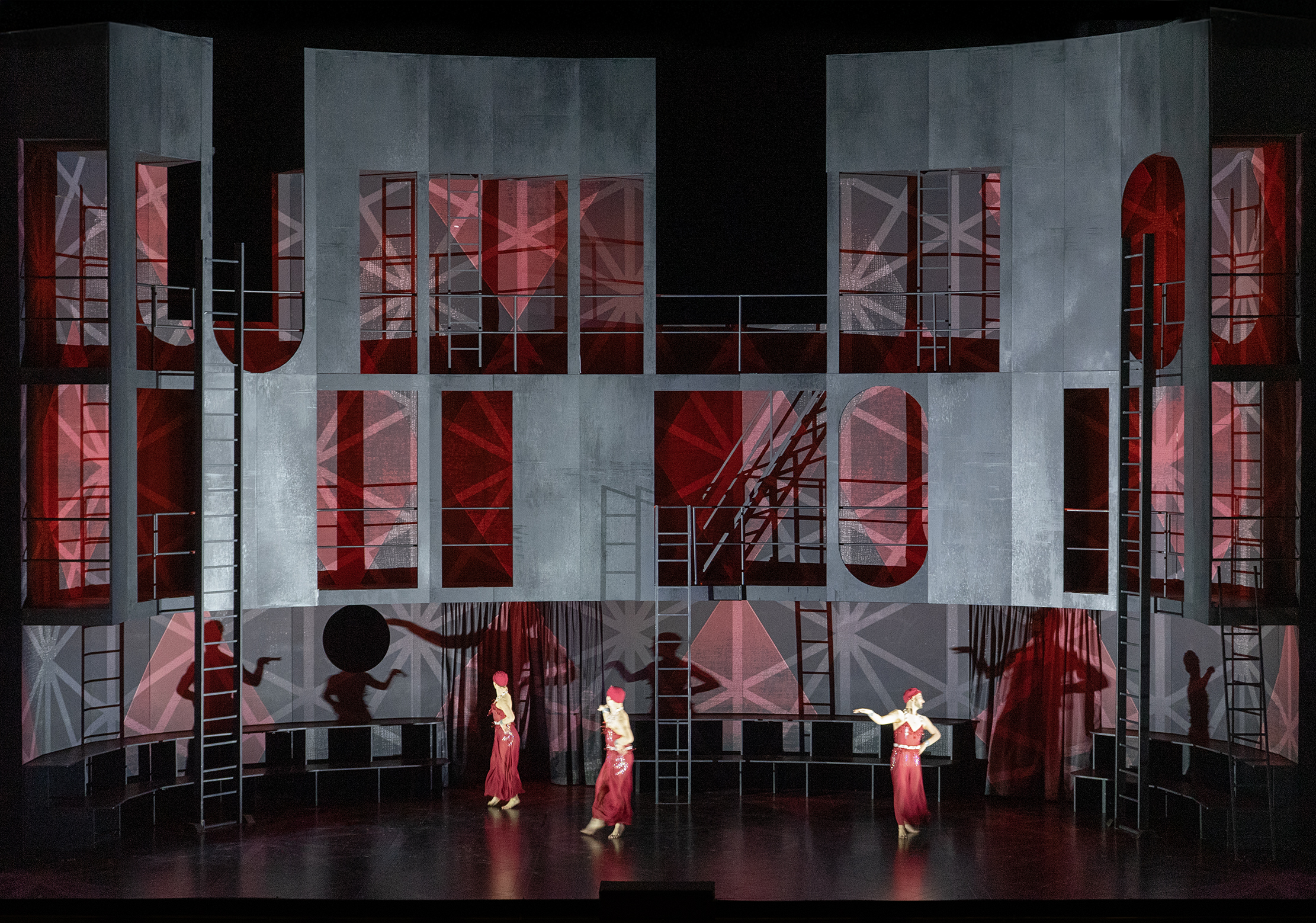 Klaus Grünberg, set and light design for Die Nacht vor Weihnachten (Rimski-Korsakow), Bayerische Staatsoper, 2025