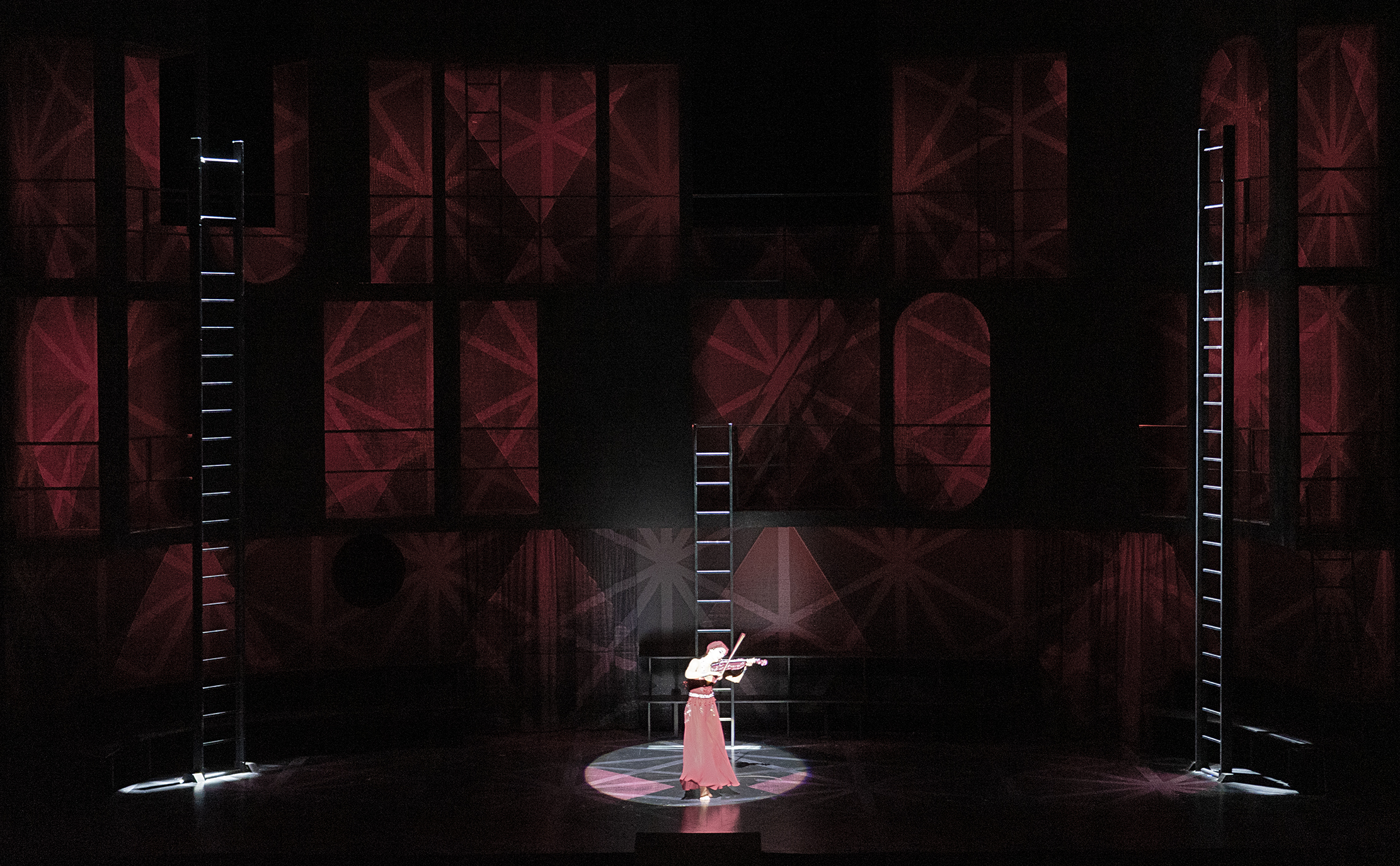 Klaus Grünberg, set and light design for Die Nacht vor Weihnachten (Rimski-Korsakow), Bayerische Staatsoper, 2025