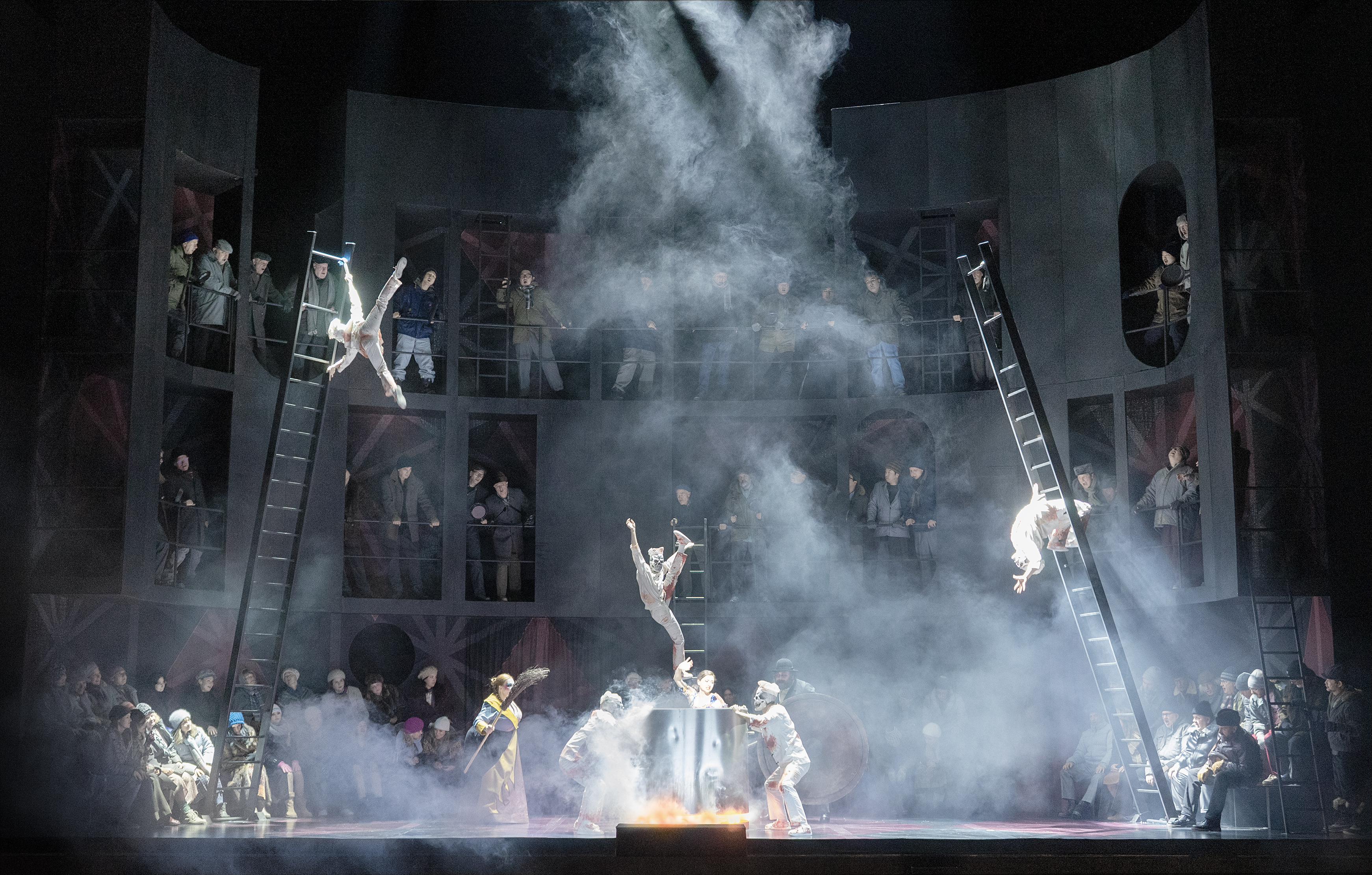 Klaus Grünberg, set and light design for Die Nacht vor Weihnachten (Rimski-Korsakow), Bayerische Staatsoper, 2025