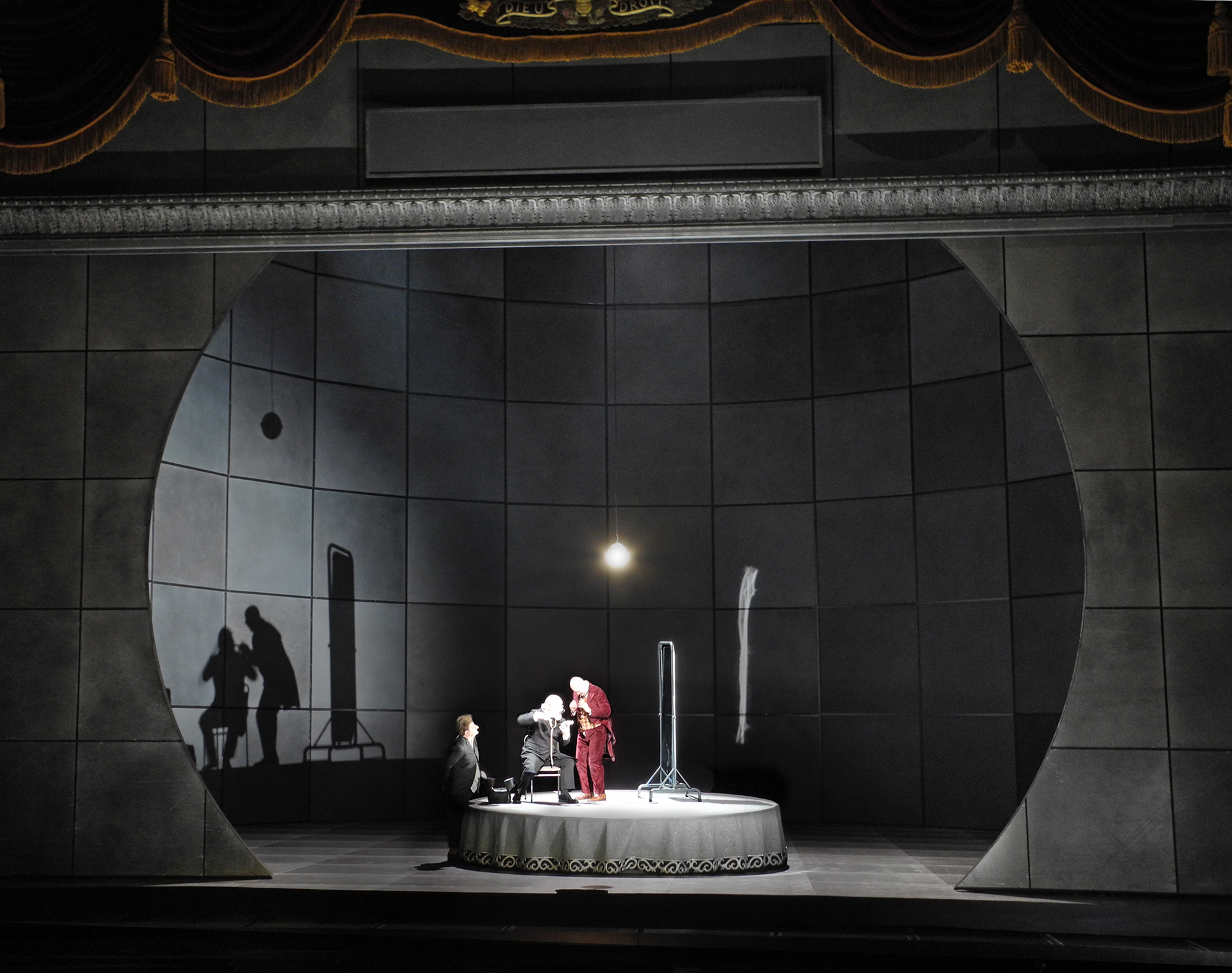 set and light design by Klaus Grünberg for THE NOSE (Dimitrij Schostakovitch), Royal Opera House London, 2016