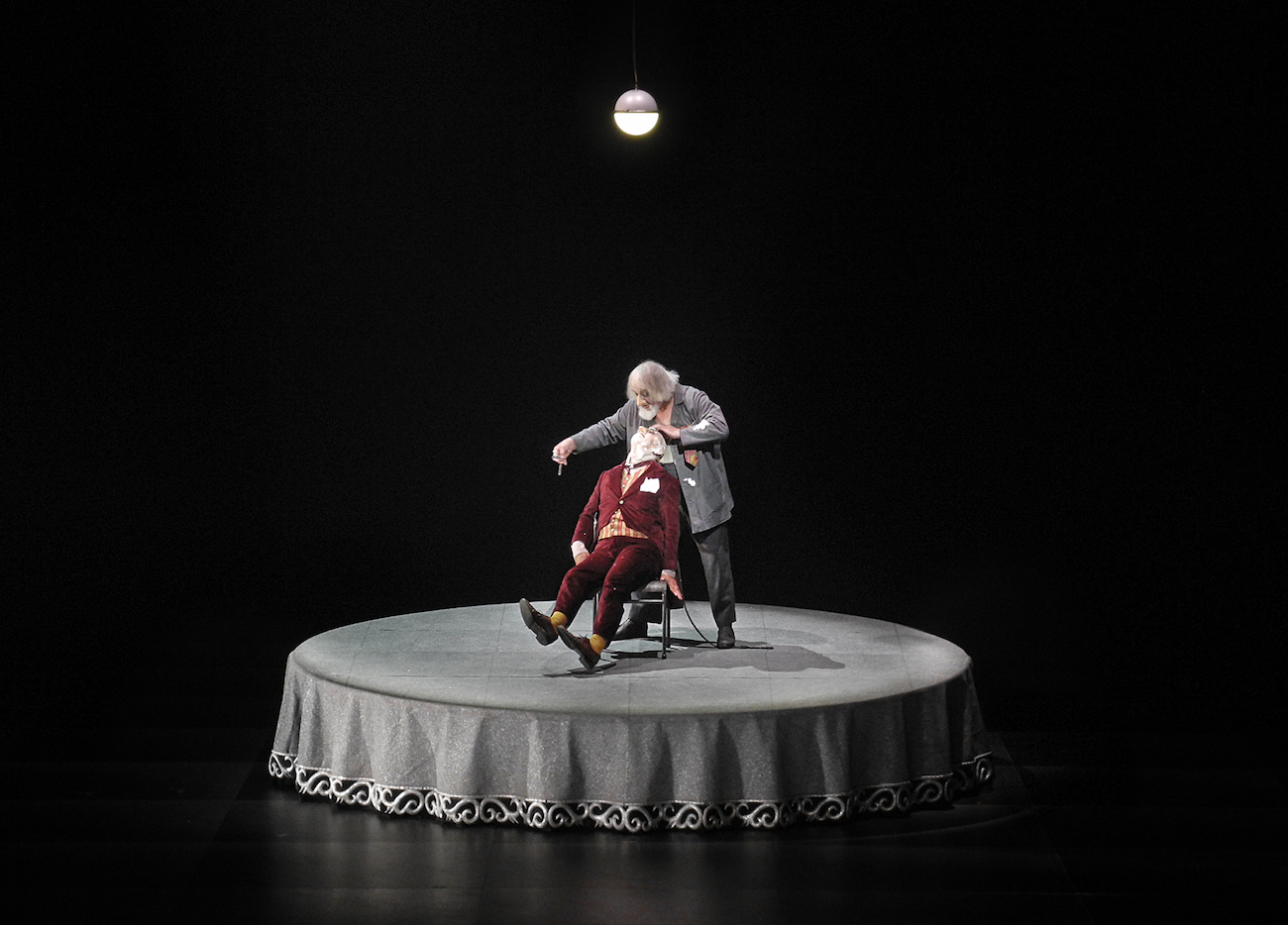 set and light design by Klaus Grünberg for THE NOSE (Dimitrij Schostakovitch), Royal Opera House London, 2016