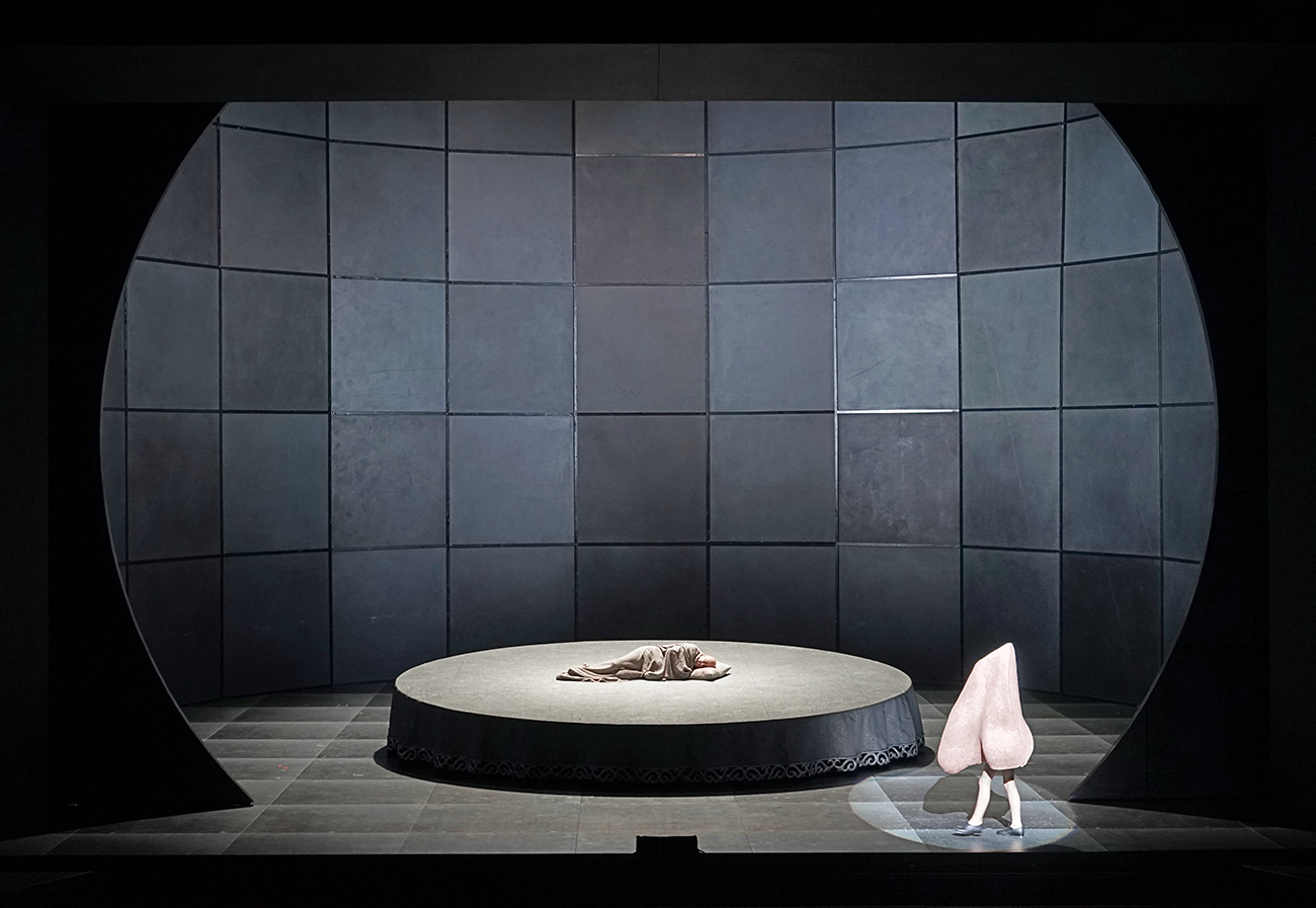 set and light design by Klaus Grünberg for THE NOSE (Dimitrij Schostakovitch), Royal Opera House London, 2016