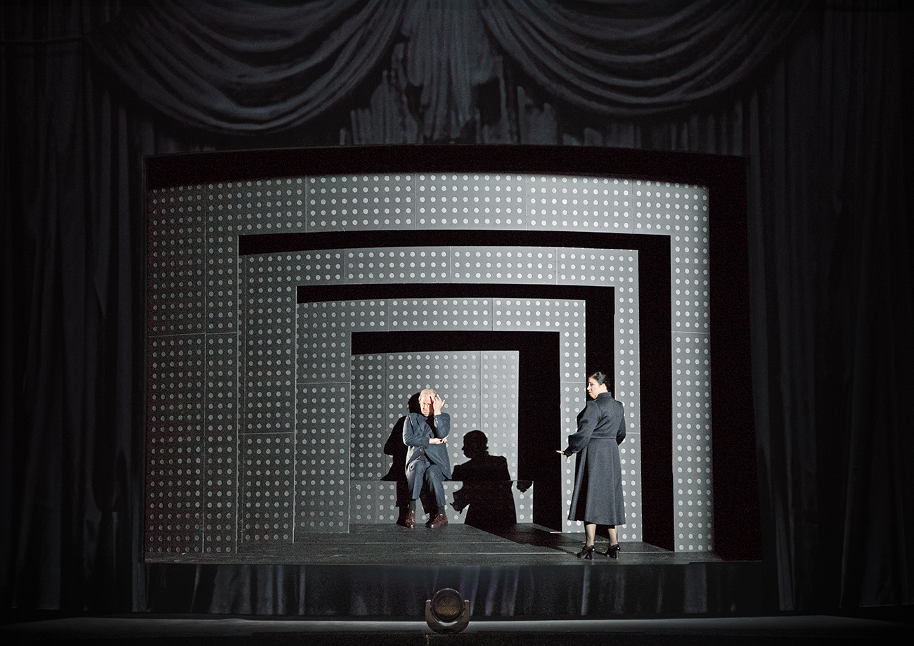 Klaus Grünberg / Anne Kuhn: Pelléas et Mélisande (Claude Debussy), Regie: Barrie Kosky, Bühnenbild und Licht: Klaus Grünberg, Co-Bühnenbild: Anne Kuhn, Kostüme: Dinah Ehm, Komische Oper Berlin, 2017