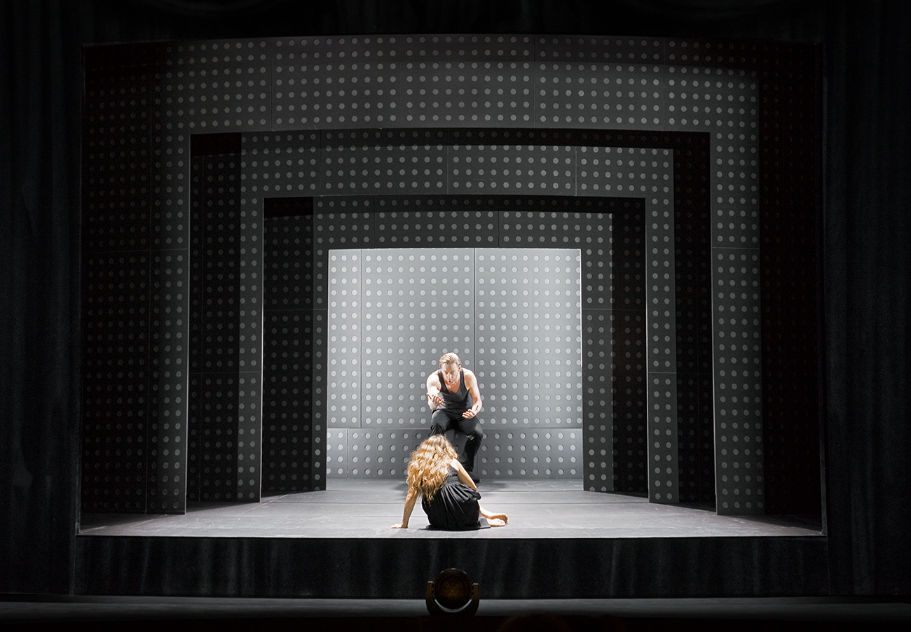 Klaus Grünberg / Anne Kuhn: Pelléas et Mélisande (Claude Debussy), Regie: Barrie Kosky, Bühnenbild und Licht: Klaus Grünberg, Co-Bühnenbild: Anne Kuhn, Kostüme: Dinah Ehm, Komische Oper Berlin, 2017