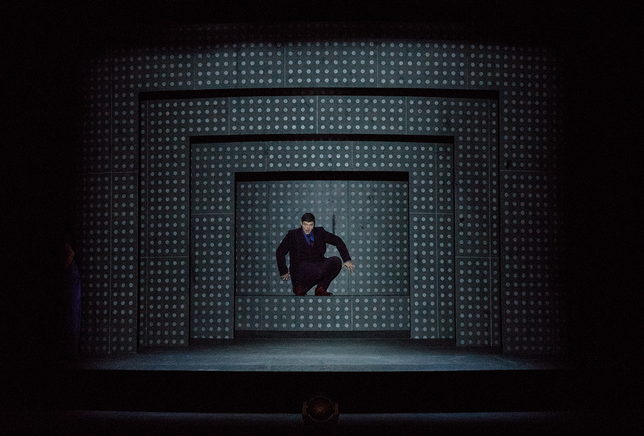 Klaus Grünberg / Anne Kuhn: Pelléas et Mélisande (Claude Debussy), Regie: Barrie Kosky, Bühnenbild und Licht: Klaus Grünberg, Co-Bühnenbild: Anne Kuhn, Kostüme: Dinah Ehm, Komische Oper Berlin, 2017