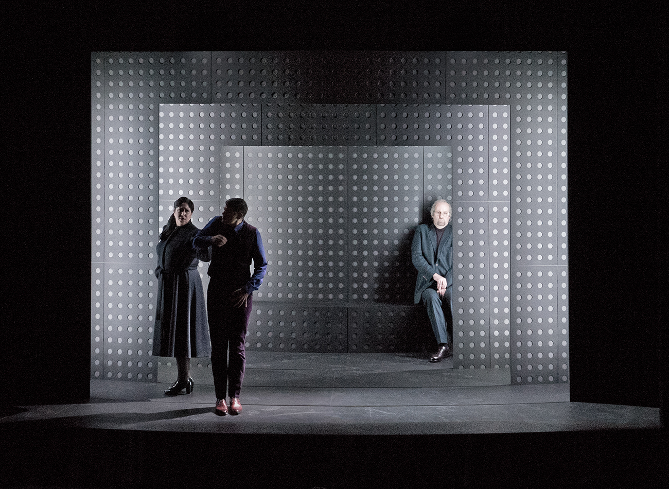 Klaus Grünberg / Anne Kuhn: Pelléas et Mélisande (Claude Debussy), Regie: Barrie Kosky, Bühnenbild und Licht: Klaus Grünberg, Co-Bühnenbild: Anne Kuhn, Kostüme: Dinah Ehm, Komische Oper Berlin, 2017