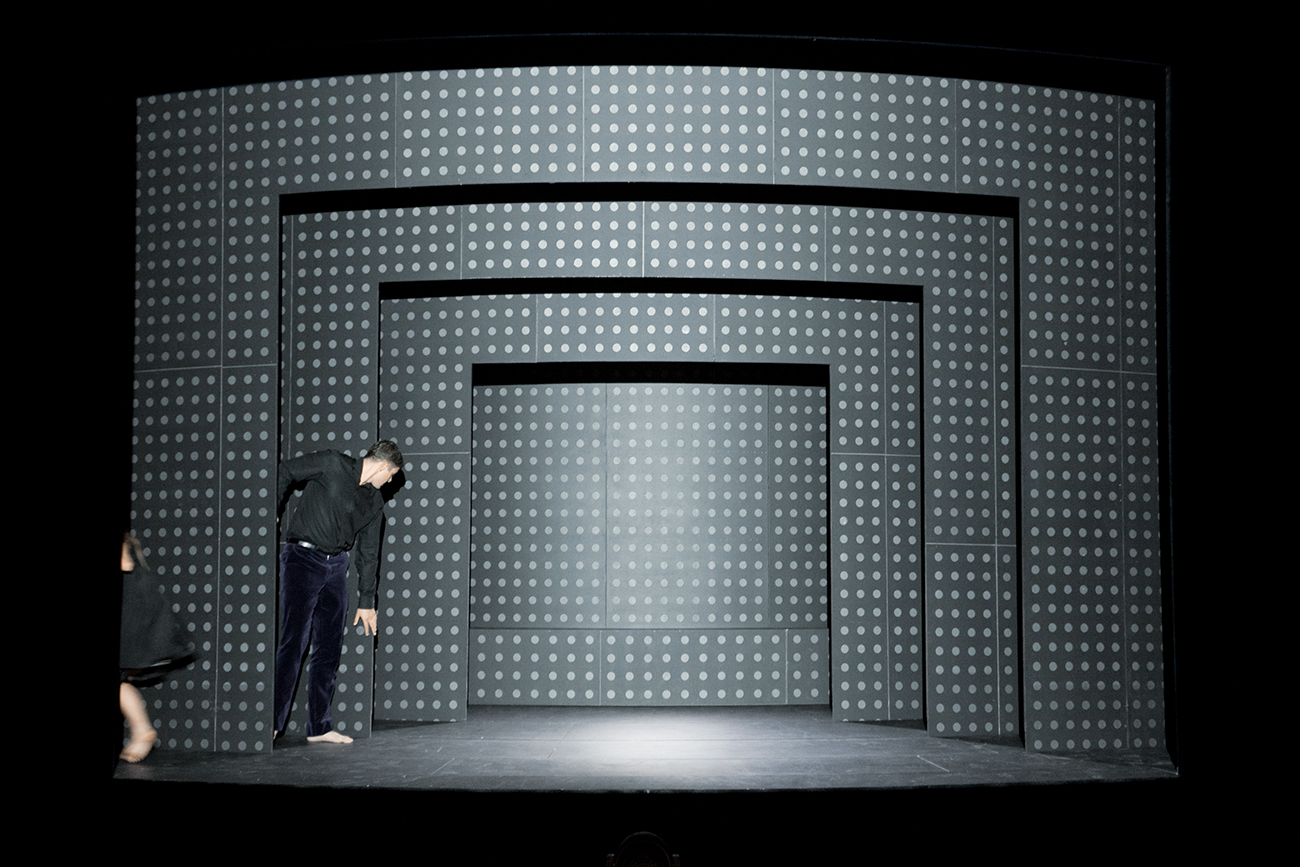 Klaus Grünberg / Anne Kuhn: Pelléas et Mélisande (Claude Debussy), Regie: Barrie Kosky, Bühnenbild und Licht: Klaus Grünberg, Co-Bühnenbild: Anne Kuhn, Kostüme: Dinah Ehm, Komische Oper Berlin, 2017