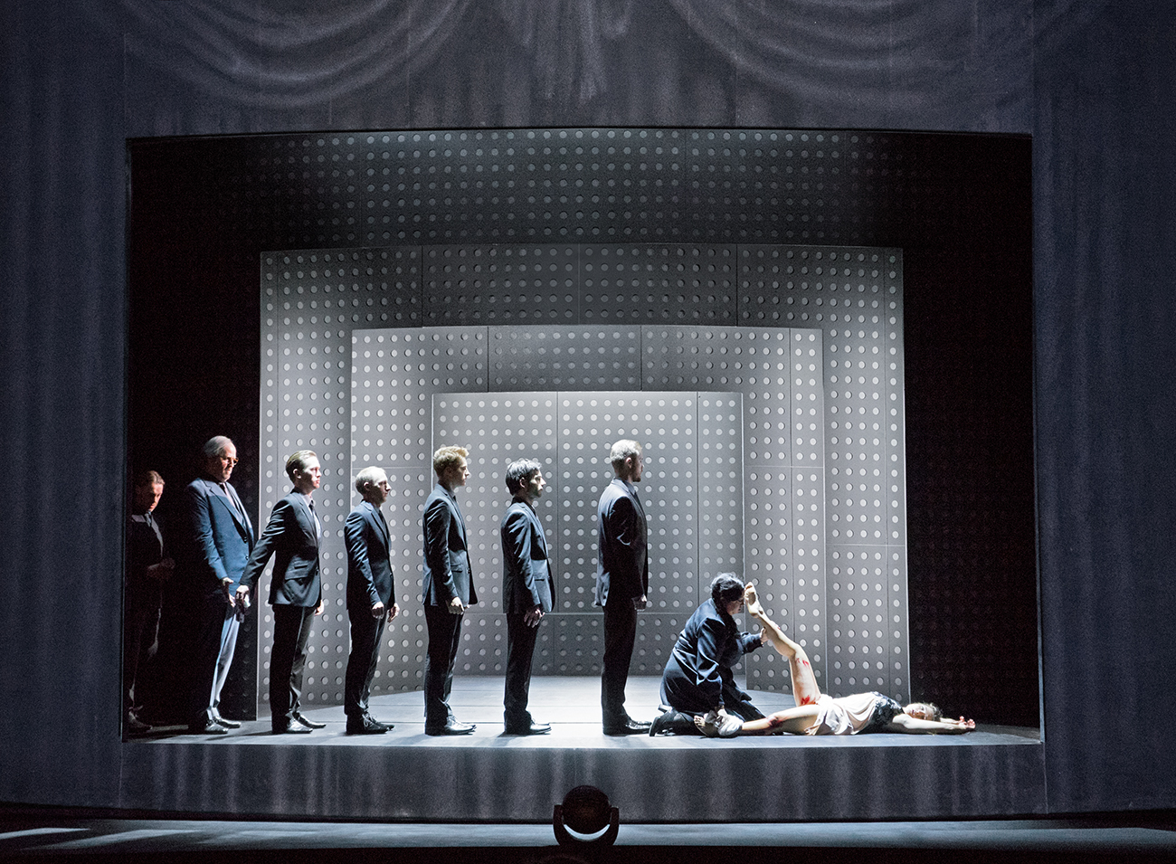 Klaus Grünberg / Anne Kuhn: Pelléas et Mélisande (Claude Debussy), Regie: Barrie Kosky, Bühnenbild und Licht: Klaus Grünberg, Co-Bühnenbild: Anne Kuhn, Kostüme: Dinah Ehm, Komische Oper Berlin, 2017