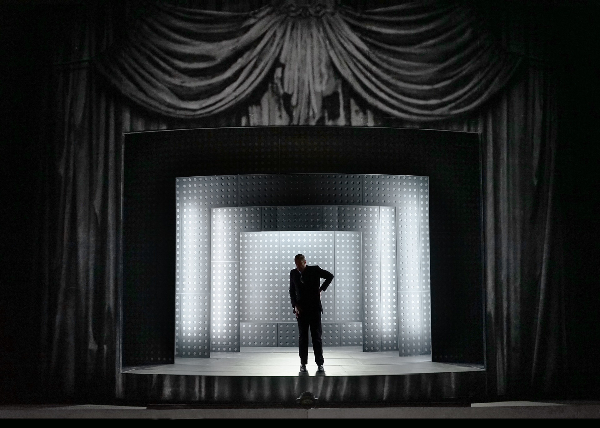 Klaus Grünberg / Anne Kuhn: Pelléas et Mélisande (Claude Debussy), Regie: Barrie Kosky, Bühnenbild und Licht: Klaus Grünberg, Co-Bühnenbild: Anne Kuhn, Kostüme: Dinah Ehm, Komische Oper Berlin, 2017