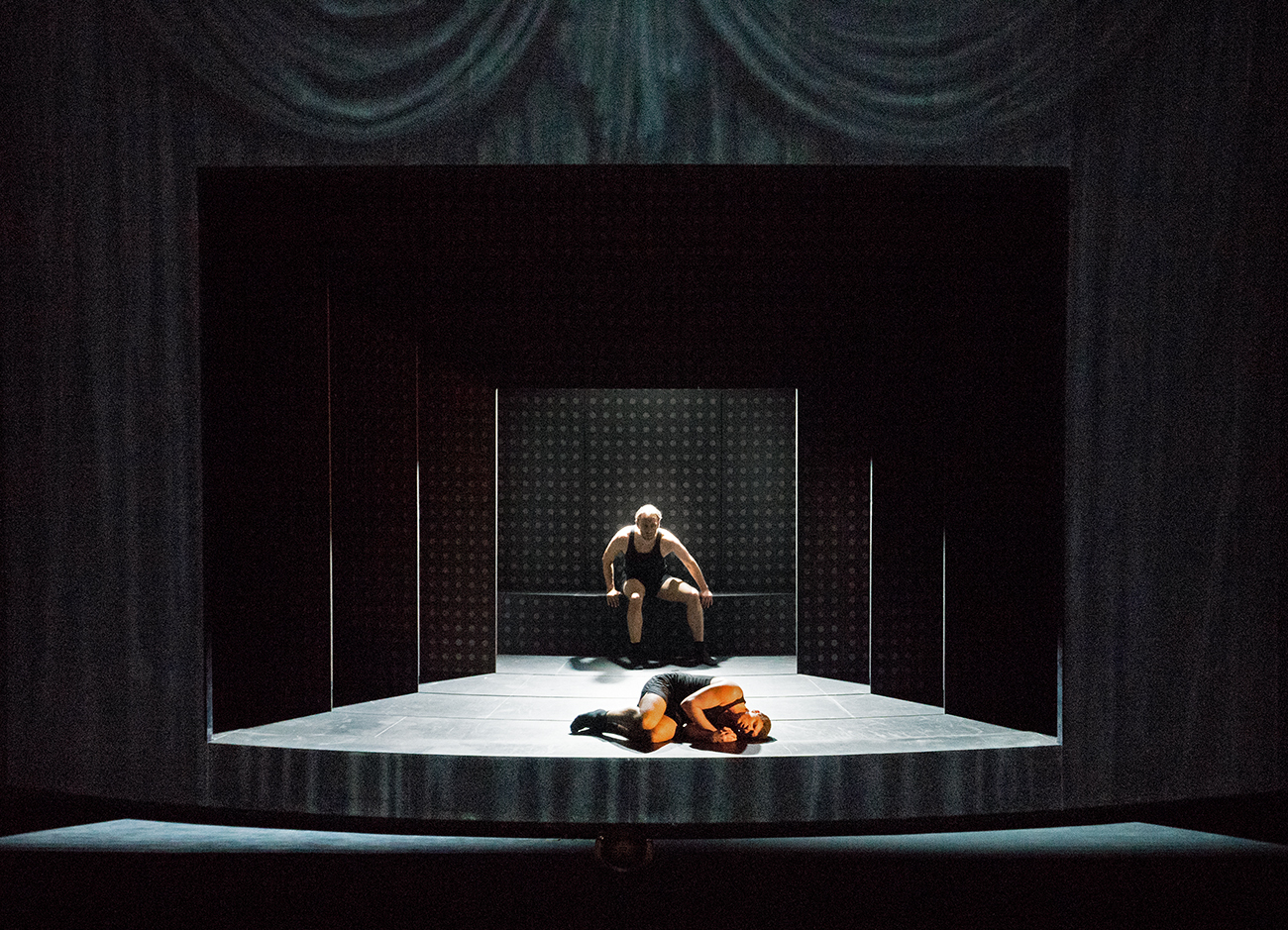 Klaus Grünberg / Anne Kuhn: Pelléas et Mélisande (Claude Debussy), Regie: Barrie Kosky, Bühnenbild und Licht: Klaus Grünberg, Co-Bühnenbild: Anne Kuhn, Kostüme: Dinah Ehm, Komische Oper Berlin, 2017