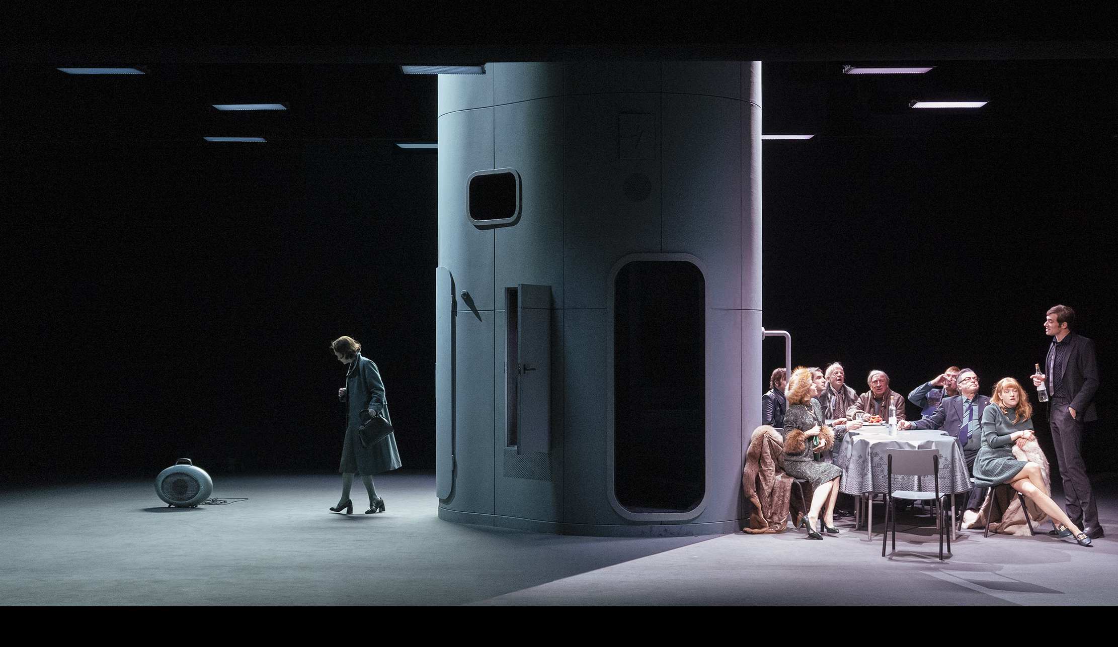 Klaus Grünberg, set and light design for Der Revisor (Gogol), Akademietheater Wien, 2024