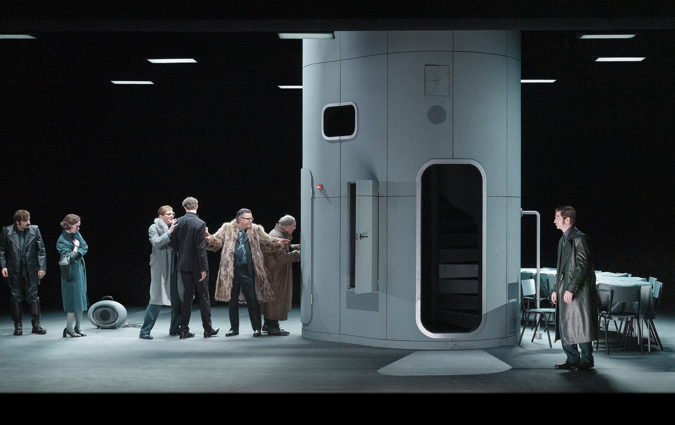 Klaus Grünberg, set and light design for Der Revisor (Gogol), Akademietheater Wien, 2024