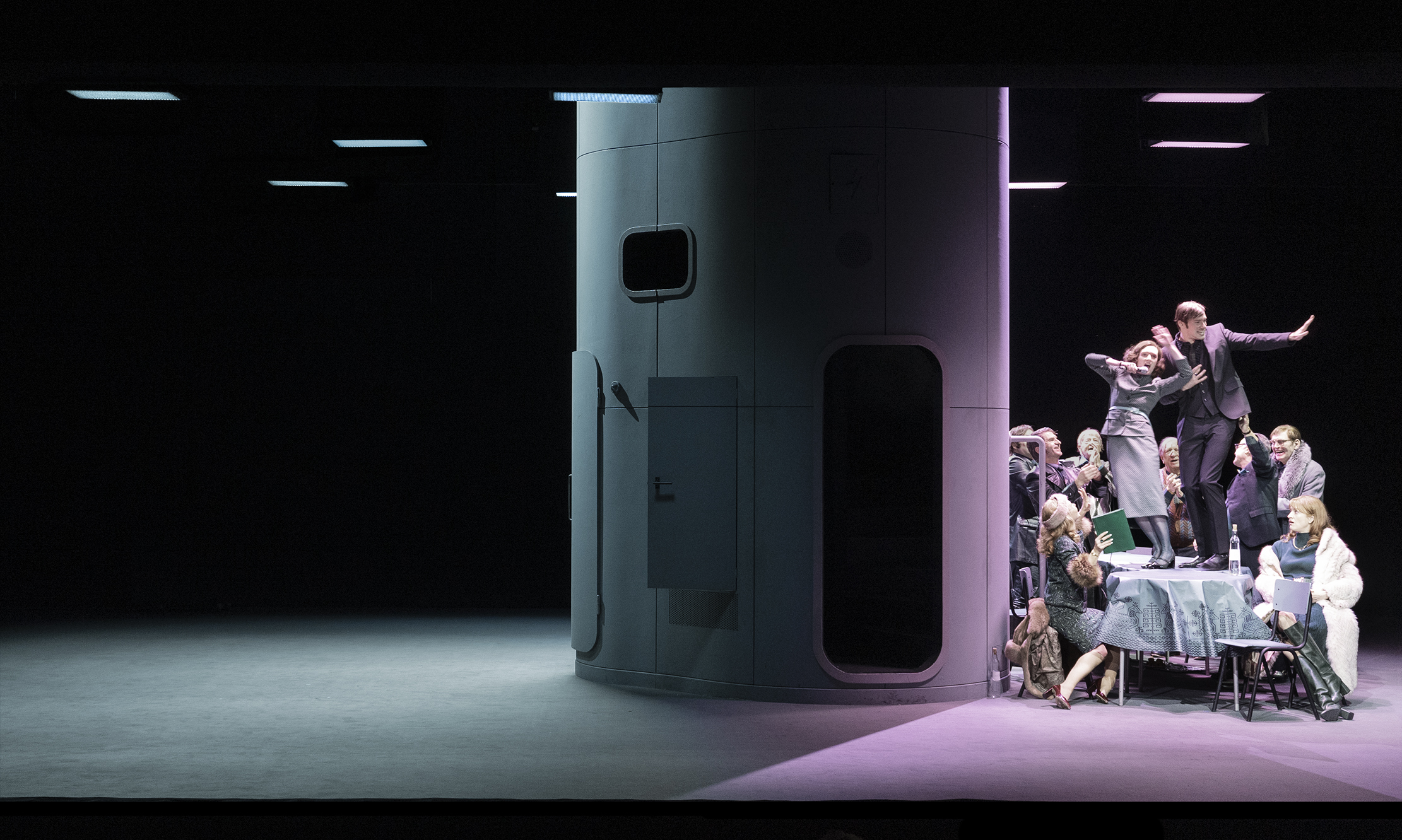 Klaus Grünberg, set and light design for Der Revisor (Gogol), Akademietheater Wien, 2024