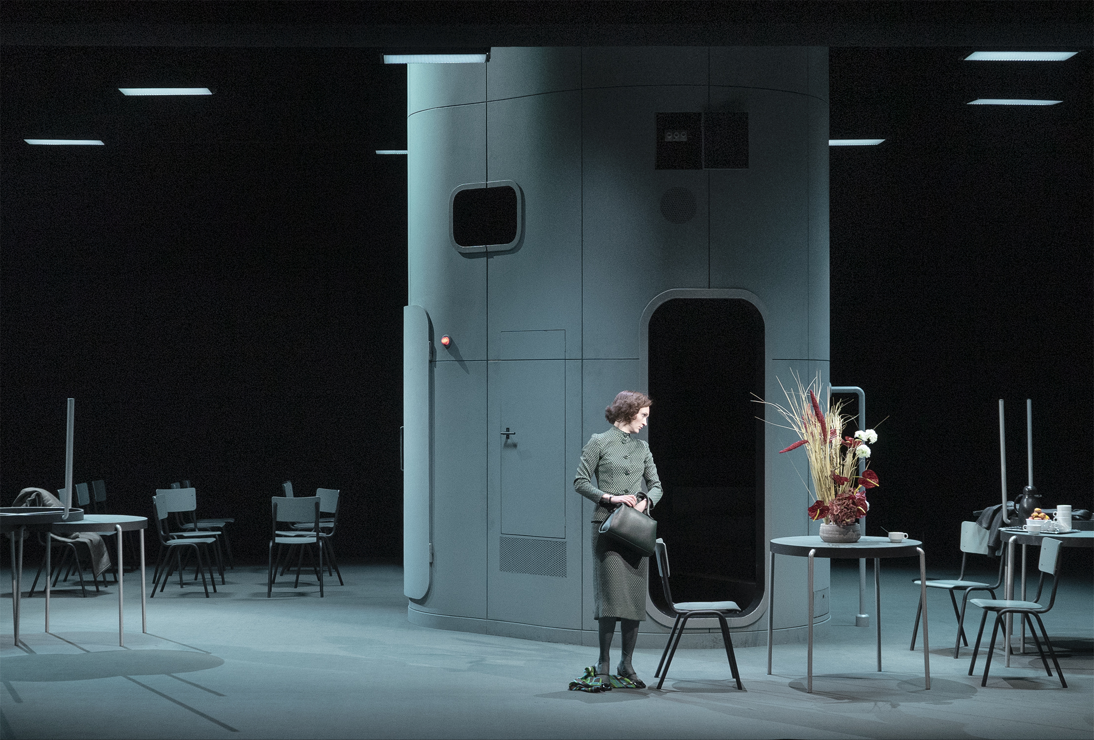 Klaus Grünberg, set and light design for Der Revisor (Gogol), Akademietheater Wien, 2024