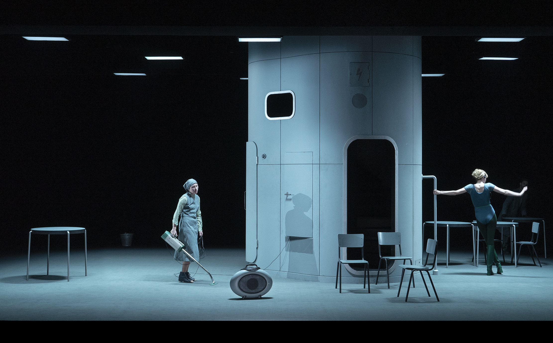 Klaus Grünberg, set and light design for Der Revisor (Gogol), Akademietheater Wien, 2024