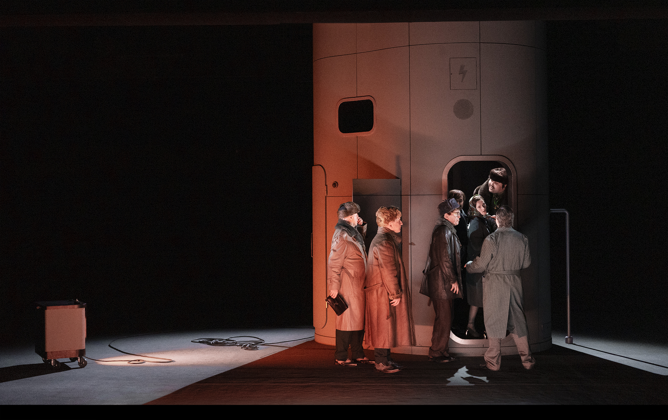 Klaus Grünberg, set and light design for Der Revisor (Gogol), Akademietheater Wien, 2024