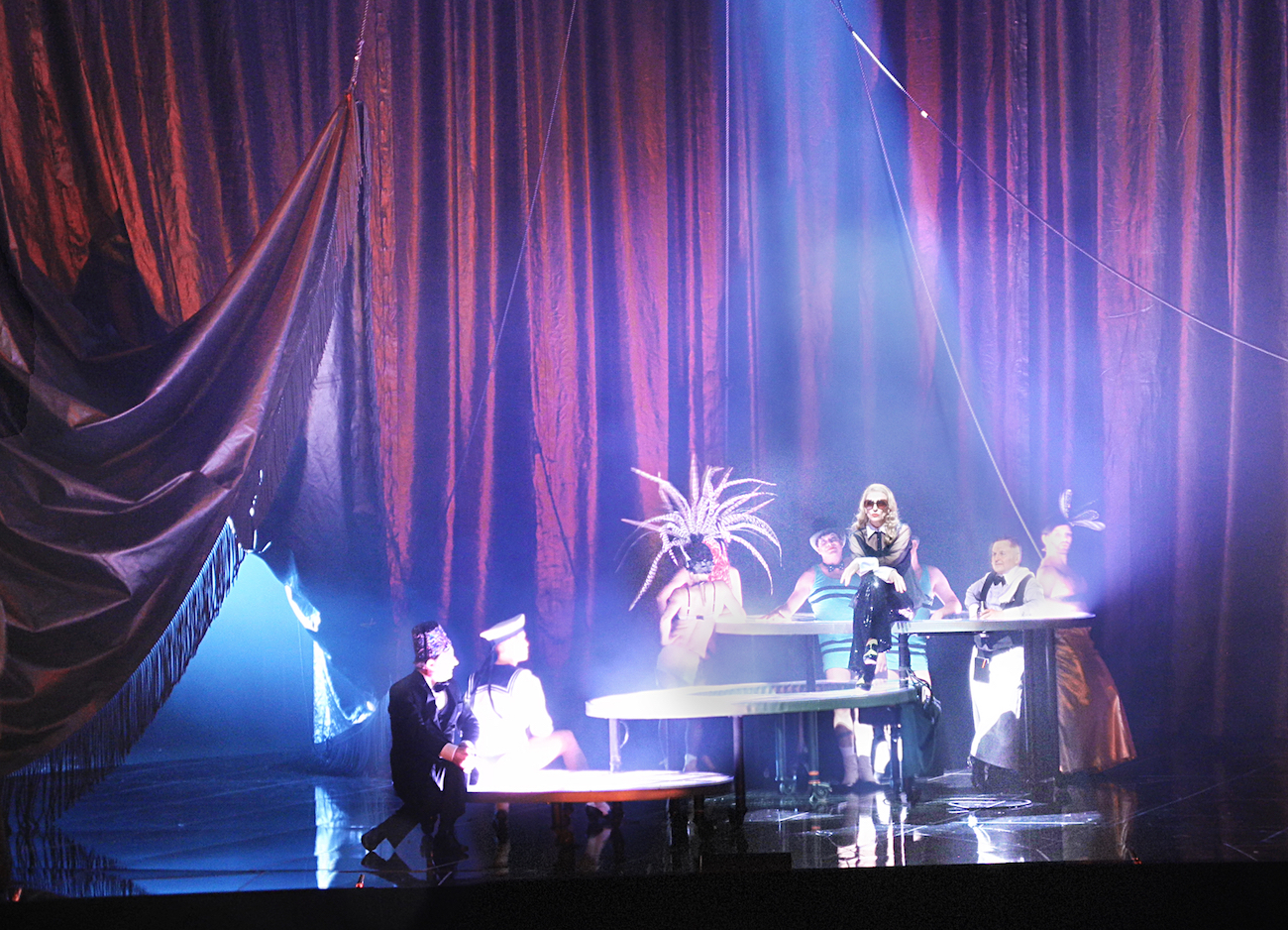 Ball im Savoy (Paul Abraham), Regie: Barrie Kosky, Bühnenbild, Licht, Video: Klaus Grünberg, Kostüme: Esther Bialas, Choreografie: Otto Pichler, Komische Oper Berlin, 2013