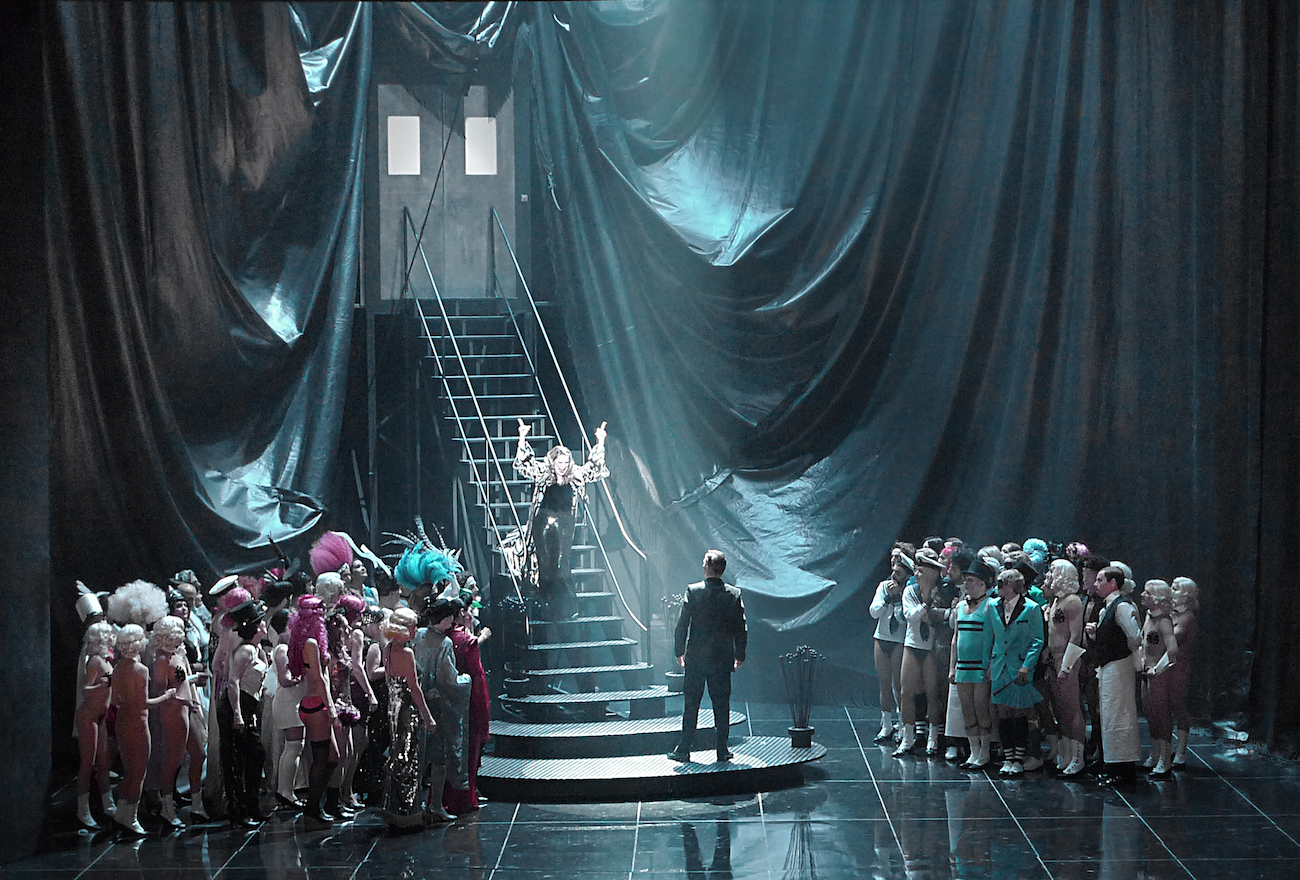 Ball im Savoy (Paul Abraham), Regie: Barrie Kosky, Bühnenbild, Licht, Video: Klaus Grünberg, Kostüme: Esther Bialas, Choreografie: Otto Pichler, Komische Oper Berlin, 2013