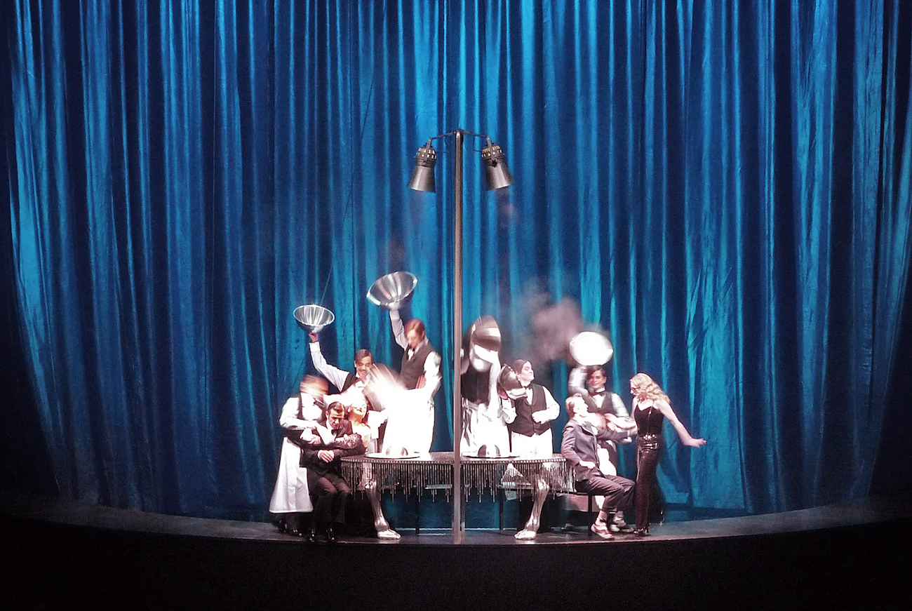 Ball im Savoy (Paul Abraham), Regie: Barrie Kosky, Bühnenbild, Licht, Video: Klaus Grünberg, Kostüme: Esther Bialas, Choreografie: Otto Pichler, Komische Oper Berlin, 2013