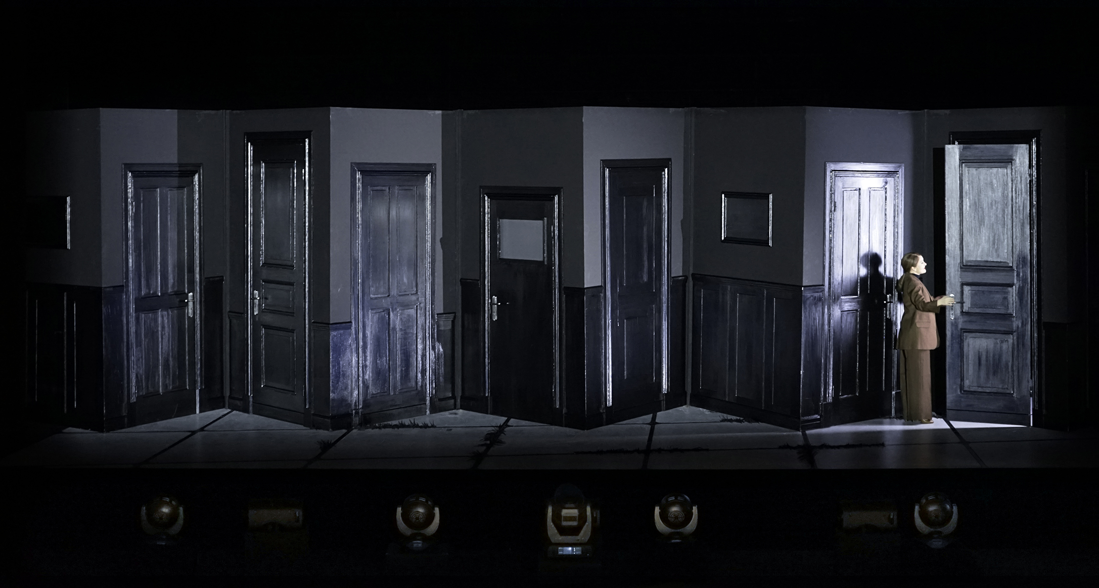 Klaus Grünberg: …und mit morgen könnt ihr mich! (Kurt Weill), Regie: Barrie Kosky, Bühnenbild und Licht: Klaus Grünberg, Kostüme: Victoria Behr, Komische Oper Berlin, 2023