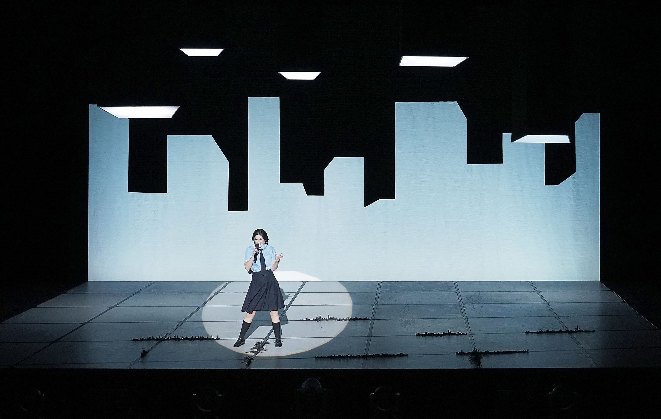 Klaus Grünberg: …und mit morgen könnt ihr mich! (Kurt Weill), Regie: Barrie Kosky, Bühnenbild und Licht: Klaus Grünberg, Kostüme: Victoria Behr, Komische Oper Berlin, 2023