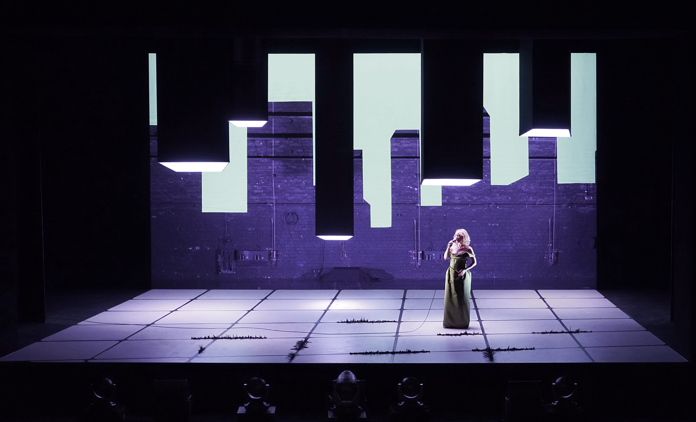 Klaus Grünberg: …und mit morgen könnt ihr mich! (Kurt Weill), Regie: Barrie Kosky, Bühnenbild und Licht: Klaus Grünberg, Kostüme: Victoria Behr, Komische Oper Berlin, 2023